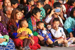 paro bhutan apr 07 2017 spectators 1024x683